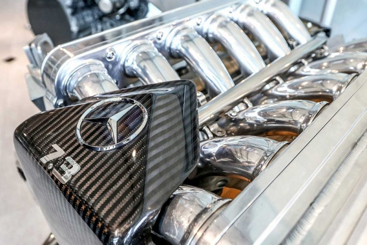 “Tôi nói lại với ông ấy rằng chiếc xe tốt hơn là nên như vậy, nhất là khi lúc đó tôi đang hết ngân sách và sẽ mất nhiều năm để hoàn thành chiếc xe này. Và đúng là như thế thật. Công ty của tôi đã tốn đến 6 năm, tính từ lúc ông ấy thấy chiếc xe lần đầu đến khi nó ra mắt tại Geneva Motor Show 1999”.