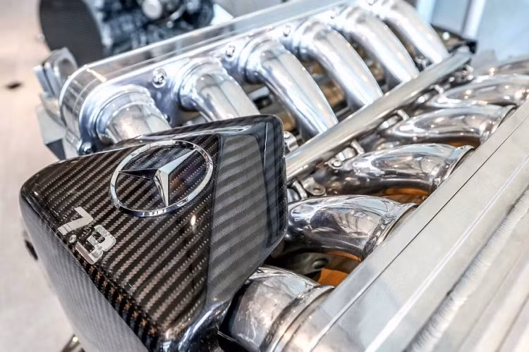 “Tôi nói lại với ông ấy rằng chiếc xe tốt hơn là nên như vậy, nhất là khi lúc đó tôi đang hết ngân sách và sẽ mất nhiều năm để hoàn thành chiếc xe này. Và đúng là như thế thật. Công ty của tôi đã tốn đến 6 năm, tính từ lúc ông ấy thấy chiếc xe lần đầu đến khi nó ra mắt tại Geneva Motor Show 1999”.