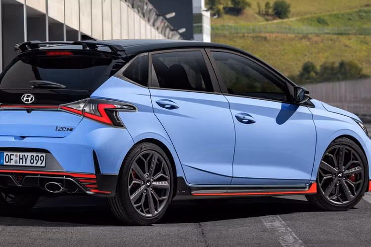 Hệ thống treo sau được nâng cấp trục xoắn kép mới cho độ cứng cao hơn i20 N đời cũ. Thiết kế phần đuôi nổi bật với các điểm nhấn màu đỏ, phía dưới là ống xả kích thước lớn với khả năng thay đổi âm thanh phát ra.