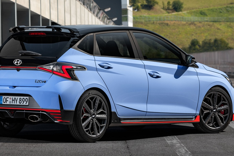 Hệ thống treo sau được nâng cấp trục xoắn kép mới cho độ cứng cao hơn i20 N đời cũ. Thiết kế phần đuôi nổi bật với các điểm nhấn màu đỏ, phía dưới là ống xả kích thước lớn với khả năng thay đổi âm thanh phát ra.