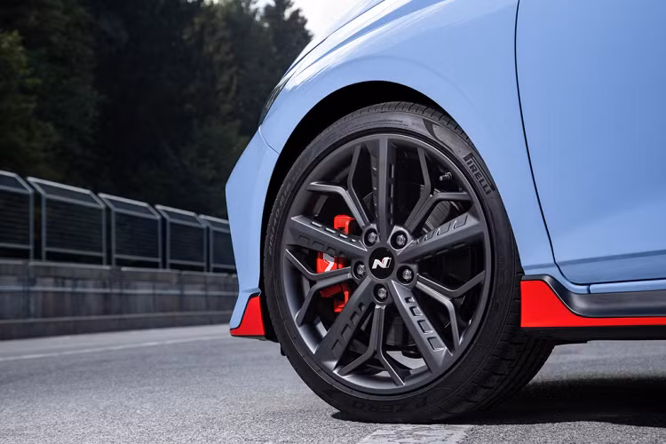 Hyundai i20 N 2021 được trang bị bộ mâm 18 inch, đi kèm là lốp Pirelli P-Zero kích thước 215/40. Đĩa phanh trước của i20 N lớn hơn 40 mm so với i20 tiêu chuẩn, Hyundai cũng bổ sung thêm cho mẫu xe này cảm biến độ mòn má phanh.