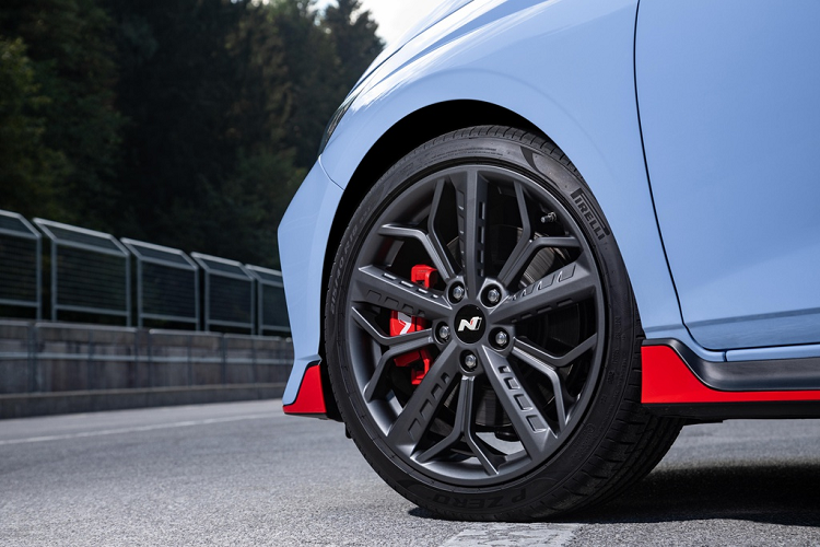 Hyundai i20 N 2021 được trang bị bộ mâm 18 inch, đi kèm là lốp Pirelli P-Zero kích thước 215/40. Đĩa phanh trước của i20 N lớn hơn 40 mm so với i20 tiêu chuẩn, Hyundai cũng bổ sung thêm cho mẫu xe này cảm biến độ mòn má phanh.