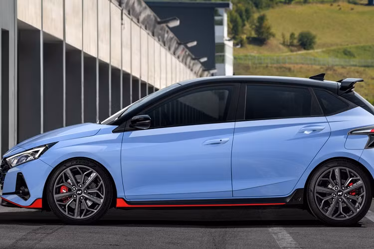 Hyundai i20 N thế hệ mới chỉ được trang bị duy nhất hộp số sàn 6 cấp với chức năng kiểm soát khi xuất phát và tự điều chỉnh vòng tua động cơ khi về số. Xe có khả năng tăng tốc 0-100 km/h trong 6,7 giây, tốc độ tối đa 230 km/h.