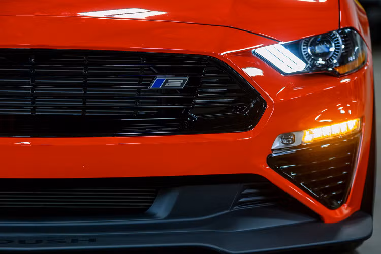 Nắp capo mới của gói nâng cấp này sẽ đi kèm với hai hốc thoát nhiệt giúp làm mát động cơ bên trong. Ở gói nâng cấp này, đầu xe sẽ chiếm trọn điểm nhấn khi đuôi xe chỉ được nâng cấp nhẹ với cánh lướt gió nhỏ.