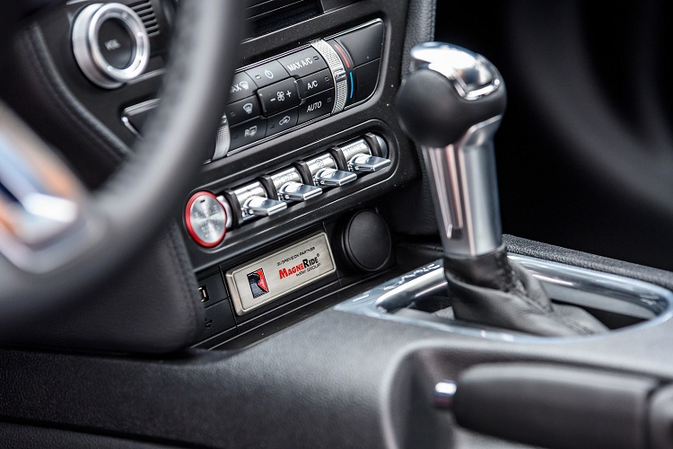 Ngoài những nâng cấp kể trên, những nâng cấp tiếp theo đây sẽ được chia làm hai gói khác nhau, gồm: Competition và Podium. Gói Competition sẽ bao gồm hệ thống ống xả có thể đóng mở của Roush, gói nâng cấp ốp khoang động cơ, ốc khóa tâm cho bánh xe và bọc xe Roush có thể được tùy biến cho ý khách hàng.