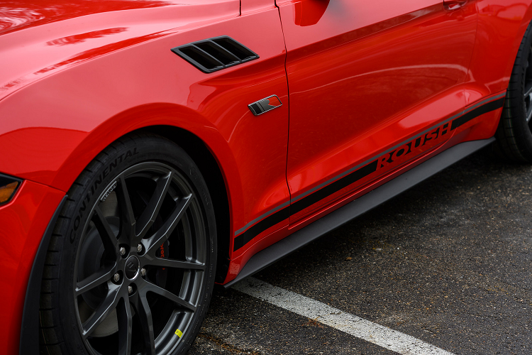 Cao cấp hơn, gói Podium sẽ cung cấp tất cả những nâng cấp của gói Competition, cùng với đó là một số trang bị khác nhằm khiến chiếc xe nhanh nhất trên đường đua. Gói nâng cấp Stage 2 cho Ford Mustang của Roush Performace sẽ được hãng độ này bán ra với mức giá từ 12.995 USD và được thiết kế tốt nhất dành cho Ford Mustang GT.