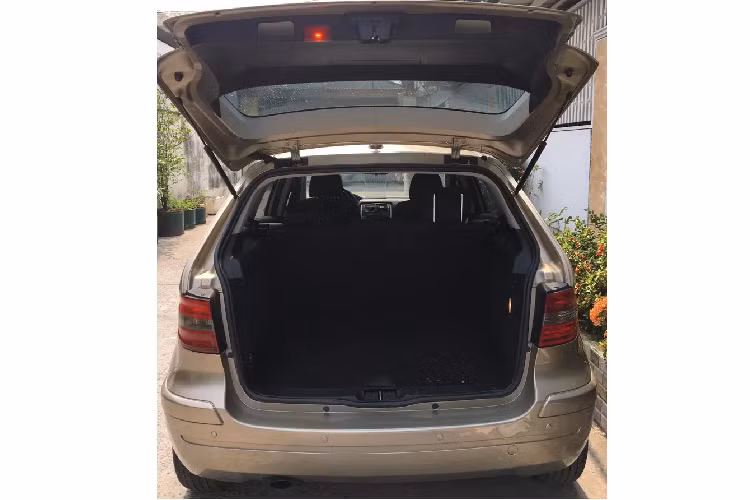 Với mức giá xe Mercedes-Benz B150 đã có hơn 10 năm tuổi, dưới 400 triệu đồng trên thị trường xe MPV cũ Việt Nam. Ngoài chiếc xe trong bài viết này, người mua có các lựa chọn Toyota Innova đời 2006-1015.