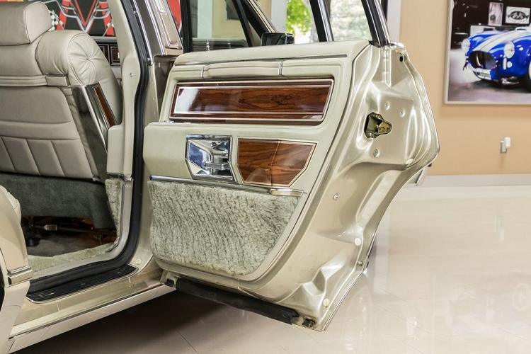 Chiếc xe cuối cùng đã được mua lại bởi Vanguard Motor Sales, được niêm yết với giá xe Lincoln Continental dưới 28.000 USD (650 triệu VNĐ). Tuy là một con số lớn dành cho chiếc xe đã 40 tuổi nhưng trên thực tế, Continental sở hữu vẻ ngoài như thể vừa mới bước ra từ dây chuyền lắp ráp.