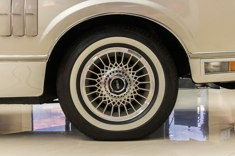 Cuối cùng, chiếc Lincoln Continental hàng hiếm này đã được bán lại cho Pfeiffer Lincoln và được tu sửa trở lại tình trạng hoạt động bình thường. Như một phần của quy trình, những người thợ đã lắp đặt các dây đai và ống dẫn mới cũng như một khối pin và bình xăng thay thế. Họ cũng đã điều chỉnh model này và chuyển đổi hệ thống điều hòa không khí thành 134.