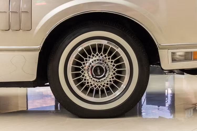 Cuối cùng, chiếc Lincoln Continental hàng hiếm này đã được bán lại cho Pfeiffer Lincoln và được tu sửa trở lại tình trạng hoạt động bình thường. Như một phần của quy trình, những người thợ đã lắp đặt các dây đai và ống dẫn mới cũng như một khối pin và bình xăng thay thế. Họ cũng đã điều chỉnh model này và chuyển đổi hệ thống điều hòa không khí thành 134.