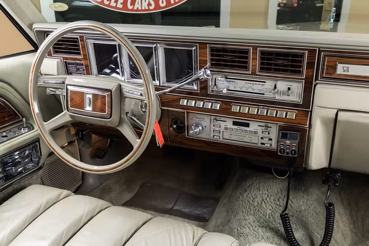 Mặc dù không còn quá sang trọng so với tiêu chuẩn xe hơi ngày nay, khoang cabin của xe vẫn sở hữu bộ ghế bọc da và các trang trí gỗ cao cấp. Ngoài ra, điểm nhấn còn xuất hiện trên cụm đồng hồ tốc độ điện tử, đài phát thanh CB và hệ thống âm thanh nổi Quadrasonic với một máy phát băng.
