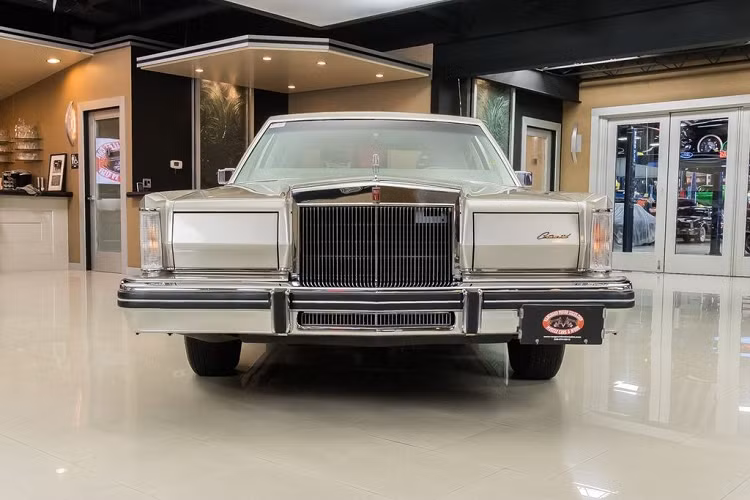 Và tất nhiên, một “của hiếm” như thế này chắc chắn phải đi kèm với lý do đằng sau đó. Theo Vanguard Motor Sales, người chủ sở hữu ban đầu đã mua chiếc xe vào năm 1980 và cầm lái được khoảng 2500 km trước khi đột ngột qua đời vào thời điểm đó. Sau sự việc đáng tiếc ấy, chiếc Lincoln đã được đưa vào nhà chứa nhiệt để bảo quản trong nhiều năm.