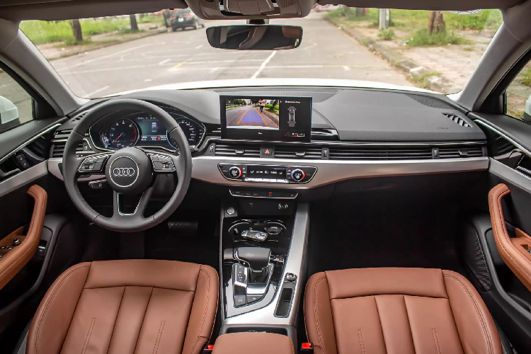 Bên dưới nắp ca-pô Audi A4 40 TFSI là động cơ 4cyl thẳng hàng, dung tích 2.0L tăng áp cổng nạp kép, sử dụng kết hợp với hệ thống mild-hybrid (MHEV) hiện đại. Động cơ 2.0L mild-hybrid mang công suất tối đa 190 mã lực (140 kW) và mô-men xoắn cực đại đạt 320 Nm trong dải vòng tua từ 1.600 - 4.300 vòng/phút. Sức mạnh được truyền xuống cầu trước (FWD) thông qua hộp số tự động S-Tronic 7 cấp.