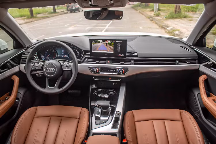 Bên dưới nắp ca-pô Audi A4 40 TFSI là động cơ 4cyl thẳng hàng, dung tích 2.0L tăng áp cổng nạp kép, sử dụng kết hợp với hệ thống mild-hybrid (MHEV) hiện đại. Động cơ 2.0L mild-hybrid mang công suất tối đa 190 mã lực (140 kW) và mô-men xoắn cực đại đạt 320 Nm trong dải vòng tua từ 1.600 - 4.300 vòng/phút. Sức mạnh được truyền xuống cầu trước (FWD) thông qua hộp số tự động S-Tronic 7 cấp.