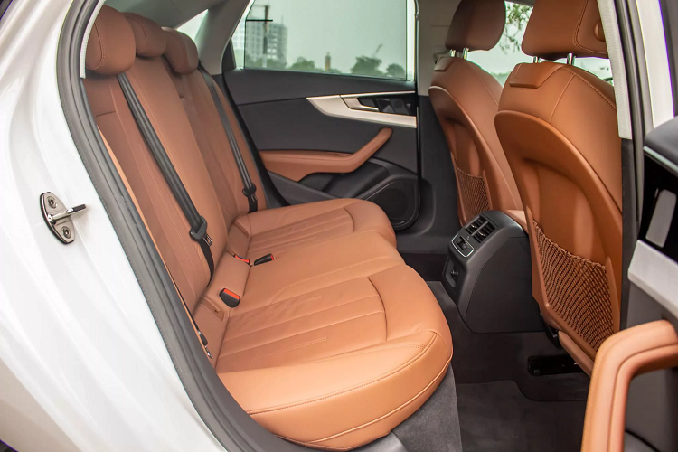 Khác với dòng xe Mercedes-Benz C-Class luôn là lựa chọn của số đông vì có giá bán dễ tiếp cận do lợi thế lắp ráp, hay BMW 3 Series có đối tượng khách hàng riêng yêu thích cảm giác cầm lái lái thể thao, thì dòng xe Audi A4 2020 dung hoà được yếu tố thoải mái và khả năng vận hành đầm chắc của một chiếc xe Đức, mang phong cách thể thao trẻ trung nhưng không kém phần duy mỹ.