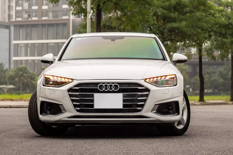 Tham khảo giá “thách cưới” chiếc Audi A4 40 TFSI 2020 mới này đang được chào bán khoảng 1,6 tỷ đồng. Được biết A4 2020 có giá niêm yết từ 1,7 tỷ đồng (giá tham khảo, chưa bao gồm các tùy chọn đi kèm). Đây là một gợi ý dành cho những khách hàng trong nước đang muốn trải nghiệm Audi A4 2020, nhưng muốn tiết kiệm một phần chi phí lăn bánh, “đồ chơi” phụ kiện hay bảo hiểm đi kèm.