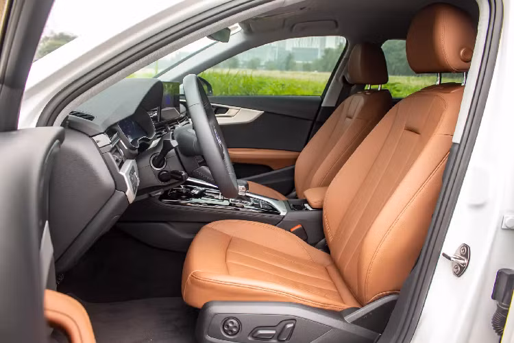 Hiện chưa rõ lý do gì khiến chủ nhân nhanh chóng “chia tay” mẫu xe sang Audi A4 40 TFSI sau thời gian vài tháng sử dụng, bên cạnh những lý do cá nhân thì có thể chủ xe đang dự định đổi lên dòng xe cao cấp và rộng rãi hơn như Audi A6 hoặc Audi Q7.