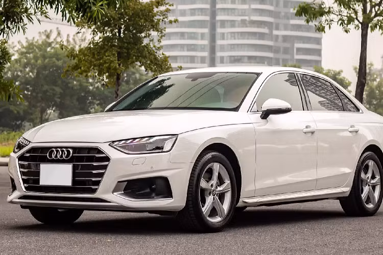 Ra mắt lần đầu tiên tại Việt Nam hồi tháng 5/2020 vừa qua, đến nay một chiếc Audi A4 đời 2020 (facelift) đã lên sàn xe cũ. Xe thuộc phiên bản 40 TFSI đi kèm với các trang bị ở mức tiêu chuẩn. Hiện tại, xe đã lăn bánh được khoảng 1.168 km và có thể gọi là xe chạy “lướt” như mới.