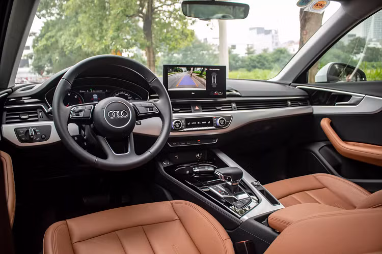 Nhờ đó, chiếc sedan cỡ nhỏ có thể tăng tốc từ 0 tới 100 km/h mất 7,3 giây, trước khi đạt tốc độ tối đa khoảng 241 km/h. Xe có mức tiêu thụ nhiên liệu thấp 6,0 – 5,8 l/100 km (theo dữ liệu EU trong chế độ kết hợp). Bên cạnh phiên bản 40 TFSI dùng hệ dẫn động cầu trước, Audi Việt Nam còn phân phối phiên bản A4 45 TFSI cao cấp hơn dùng hệ dẫn động bốn bánh toàn thời gian (Quattro).