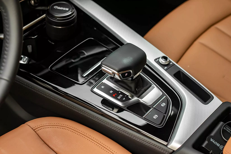 Ở phiên bản tiêu chuẩn, A4 40 TFSI được trang bị tiện nghi đủ dùng với đồng hồ hỗ trợ lái kiểu analog, trong khi màn hình giải trí trung tâm là loại TFT 10,1 inch hiển thị đồ họa khá sắc nét, tích hợp hệ thống giải trí MMI thế hệ thứ 3 mới. Ghế lái chỉnh điện, cần số điện tử, nội thất ghế bọc da cao cấp,…