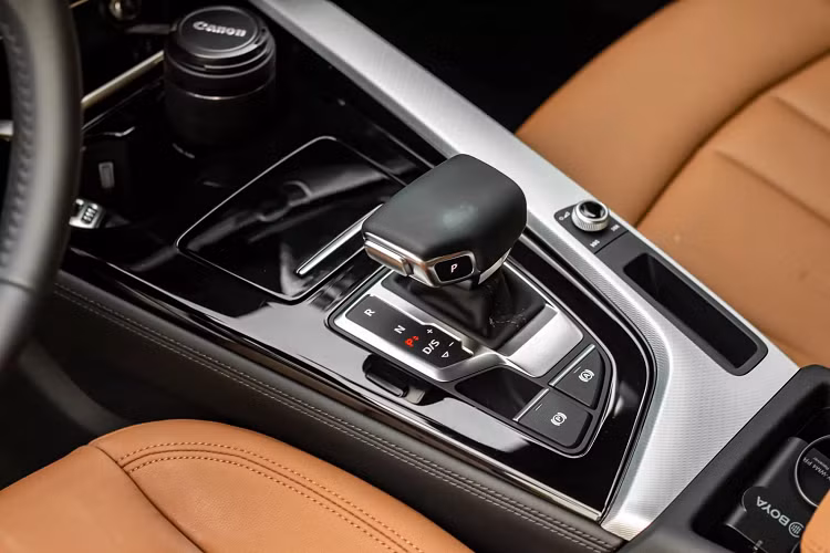 Ở phiên bản tiêu chuẩn, A4 40 TFSI được trang bị tiện nghi đủ dùng với đồng hồ hỗ trợ lái kiểu analog, trong khi màn hình giải trí trung tâm là loại TFT 10,1 inch hiển thị đồ họa khá sắc nét, tích hợp hệ thống giải trí MMI thế hệ thứ 3 mới. Ghế lái chỉnh điện, cần số điện tử, nội thất ghế bọc da cao cấp,…