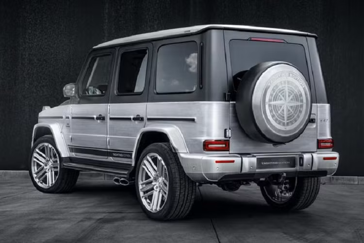 Không có tinh chỉnh nào xảy ra ở hệ thống truyền động, vì Mercedes-AMG G63 dường như không cần tới điều đó. "Vua địa hình" đến từ Đức sở hữu động cơ tăng áp kép V8 4.0L cho công suất 577 mã lực và mô-men xoắn cực đại 850Nm, giúp xe tăng tốc từ 0 - 100 km/h trong 4,7 giây trước khi cán tốc độ tối đa 240 km/h với gói AMG Driver.