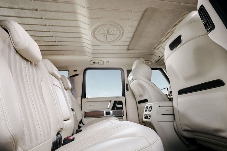 Cập nhật rõ ràng nhất là chương trình sơn ngoại thất 2 tông màu gồm phần thân trên sơn đen satin và phần thân dưới màu trắng hoặc bạc. Mui xe sẽ có màu cùng màu thân dưới. Ngoài ra, bộ la-zăng hợp kim 22 inch tùy biến và vỏ đựng lốp dự phòng ở phía sau của chiếc SUV đặc biệt cũng rất đáng chú ý.