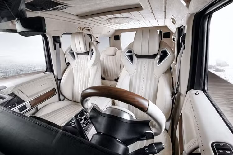 Đúng như tên gọi, bản độ Mercedes-AMG G63 Yachting Limited Edition lấy cảm hứng từ những chiếc du thuyền sang trọng, nhắm đến những người đam mê phong cách xa xỉ và có niềm yêu thích với biển cả.
