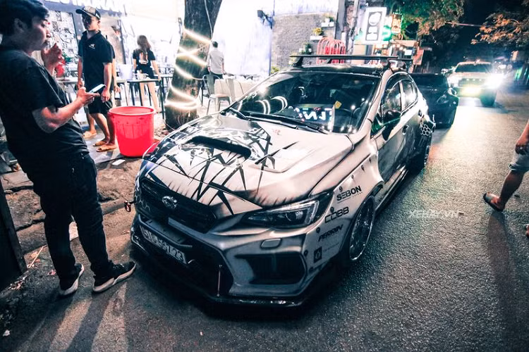 Đối với chiếc Nissan 370Z là bộ cánh tím mộng mơ với nhiều chi tiết sơn đen làm điểm nhấn