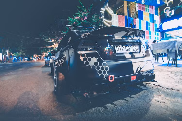Chiếc Subaru WRX mang bộ cánh xịt sơn cực độc, theo phong cách hiphop thời trang.