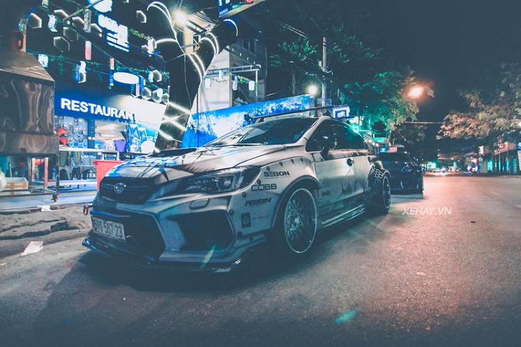 Cả hai chiếc xe độ mang phong cách hầm hố và hoang dã nhanh chóng thu hút sự quan tâm đặc biệt của dân mê xe và người đi đường. Được biết, bản độ trên bộ đôi Subaru WRX và Nissan 370Z này đều do chính những bàn tay thợ Việt tạo nên.