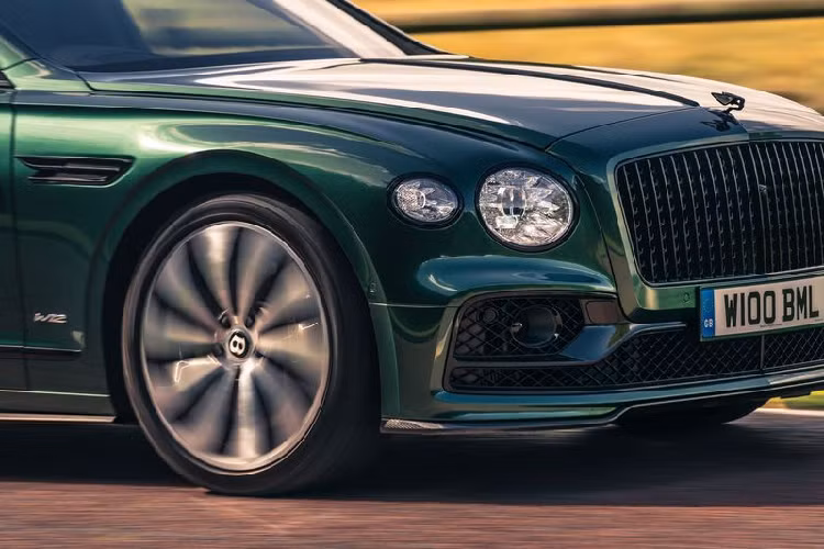 Gói Styling Specification mới trên xe siêu sang Bentley Flying Spur sẽ mang đến cho chiếc sedan một vẻ ngoài thể thao hơn nhờ nhiều bộ phận sợi carbon bóng ở thân xe, bao gồm bộ chia cản trước, ốp hông với huy hiệu Bentley bằng kim loại, bộ khuếch tán sau và cánh lướt gió gắn ở cốp.