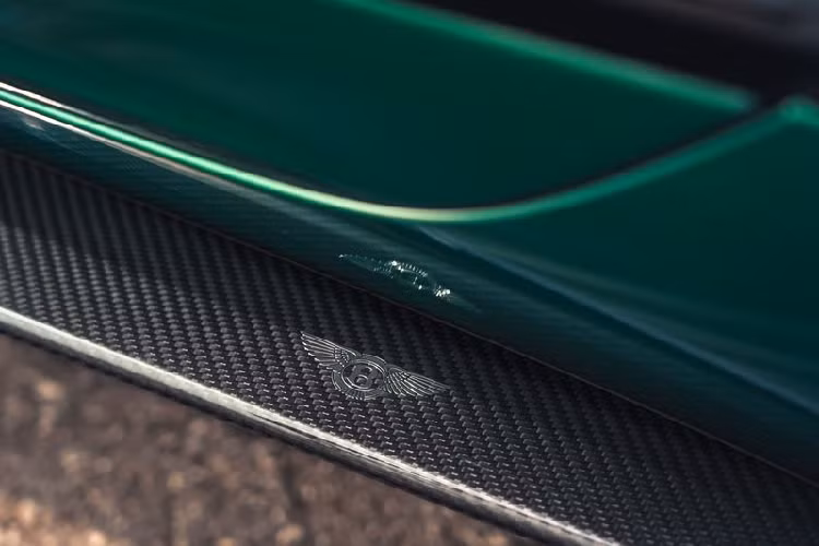 Bentley cho thấy sự chăm chút đến từng tiểu tiết của mình ở hai bên hông xe, với logo Bentley được tạo hình bằng điện ba chiều và phát triển đặc biệt cho gói Styling Specification.