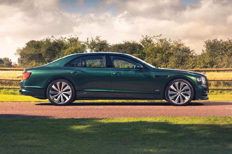 Ngoài các nâng cấp thẩm mỹ, Bentley Flying Spur 2020 còn được cải thiện hiệu suất khí động học nhờ vào Styling Specification. Các thành phần khí động học được đánh giá và tinh chỉnh bằng cách sử dụng phần mềm tính toán động lực học chất lỏng cho tính khí động học, bao gồm lực nâng phía trước / phía sau và lực cản tổng thể.