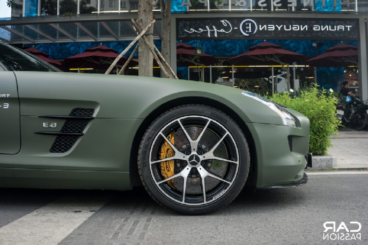 SLS AMG sở hữu thiết kế đầy quyến rũ với những đường cong khắp thân xe, cụm đèn trước và đèn hậu ôm trọn vào thân xe. Điểm cộng lớn nhất chính là kiểu cửa mở cánh chim đầy ấn tượng, thiết kế trên SLS AMG phần nào được thể hiện rõ trên mẫu xe đàn em AMG GT khi Mercedes-Benz áp dụng ngôn ngữ thiết kế Sensual Purity lên mẫu xe kế nhiệm với tỉ lệ thiết kế kinh điển, nắp ca-pô kéo dài, khoang lái được đẩy tối đa về phía sau và đuôi xe bo tròn gợi cảm.