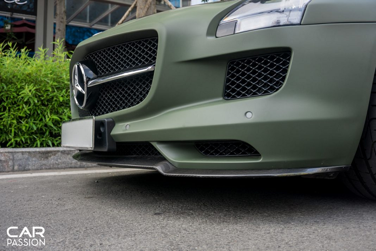 Khác biệt lớn nhất của phiên bản SLS AMG GT Final Edition so với phiên bản tiêu chuẩn nằm ở ngoại thất được trang bị một số chi tiết tăng tính khí động học cho xe như : líp trước, nắp ca-pô và cánh gió sau được làm từ sợi carbon có trọng lượng siêu nhẹ.