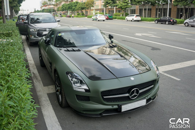 Chỉ có tổng cộng 350 chiếc Mercedes-Benz SLS AMG GT Fianl Edition được sản xuất, chiếc được nhập về Việt Nam sở hữu lớp sơn ngoại thất màu xám mờ đầy mạnh mẽ nhưng đã được chủ nhân mới đổi sang màu xanh quân đội tương tự một số những chiếc xe khác trong bộ sưu tập khổng lồ của vị doanh nhân cafe.