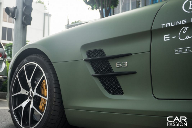 Bên trong là hệ thống phanh đĩa gốm carbon với ưu điểm là khả năng chịu nhiệt lớn, giúp cho đĩa phanh có thể hoạt động trong một thời gian dài hơn so với phanh thép thông thường, cùm phanh sơn màu cam đồng nổi bật.