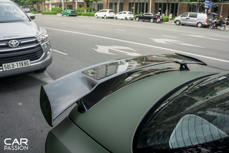 Mercedes-Benz SLS AMG là dòng xe có thiết kế được lấy cảm hứng từ mẫu xe huyền thoại 300 SL Gullwing của thương hiệu ngôi sang ba cánh, siêu xe này gây ấn tượng mạnh với kiểu cửa mở hình cánh chim đẹp mắt cùng phần đầu xe dài và đuôi xe bo tròn gợi cảm. Thân xe được bổ sung hai khe thoát gió cỡ lớn và logo “6.3” bằng kim loại.