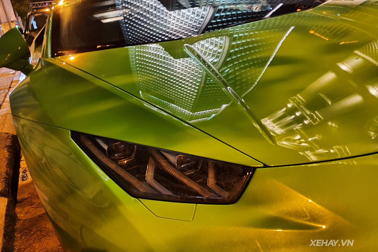 "Cặp mắt" Full-LED sắc sảo là một trong những chi tiết đểm nhấn trên Huracan
