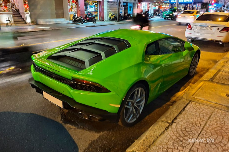 Giá xe Lamborghini Huracan LP610-4 chính hãng khoảng hơn 20 tỷ đồng, xe có bộ khung làm từ sợi carbon/nhôm hybrid, thân xe chất liệu nhôm và composite. Kích thước dài, rộng, cao của xe lần lượt là 4.459 x 1.924 x 1.165 mm. Chiều dài cơ sở 2.620 mm và trọng lượng khô 1.422 kg.