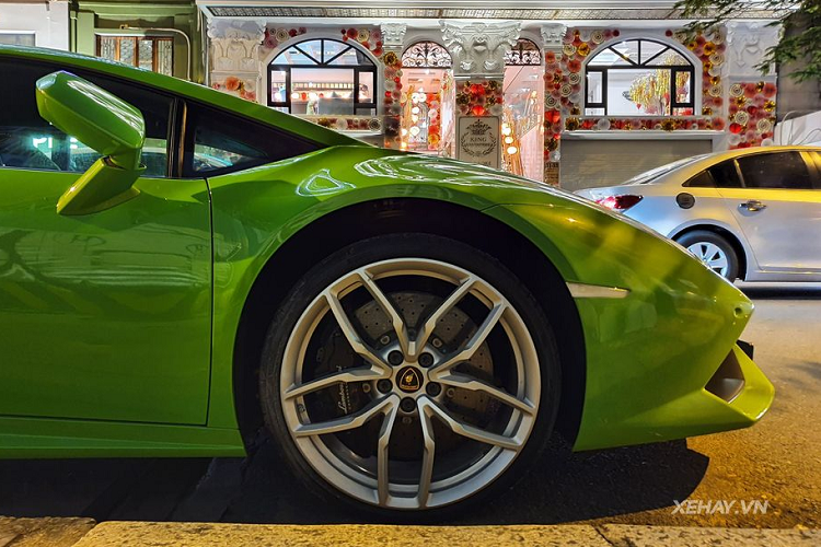 Sở hữu màu xanh nõn chuối bắt mắt cùng thiết kế hầm hố đặc trưng của dòng Huracan, "siêu bò" ngay lập thức thu hút sự chú ý của mọi người xung quanh, mặc dù thời gian gần đây người dân Sài Gòn đã có cơ hội được ngắm rất nhiều siêu xe hàng hiếm tại Việt Nam