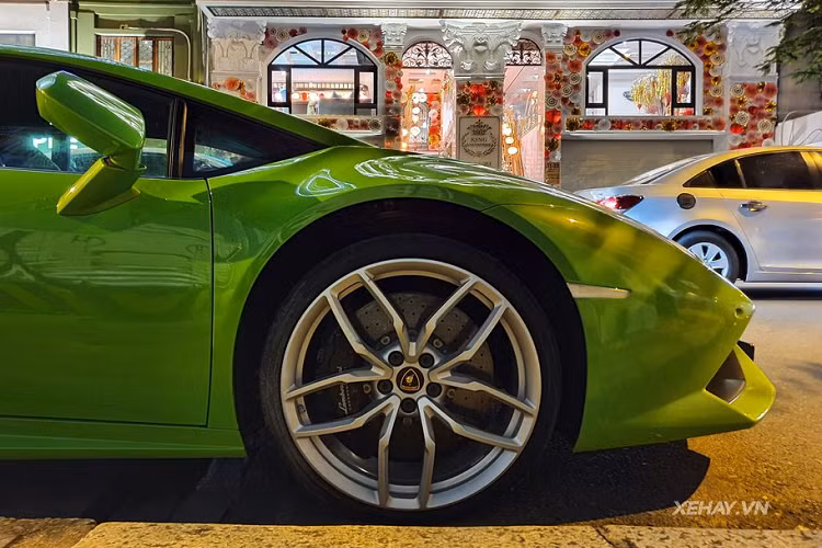 Sở hữu màu xanh nõn chuối bắt mắt cùng thiết kế hầm hố đặc trưng của dòng Huracan, "siêu bò" ngay lập thức thu hút sự chú ý của mọi người xung quanh, mặc dù thời gian gần đây người dân Sài Gòn đã có cơ hội được ngắm rất nhiều siêu xe hàng hiếm tại Việt Nam