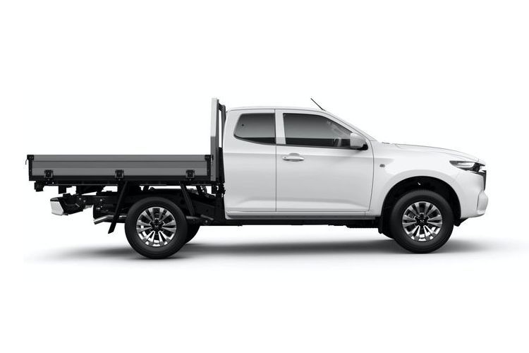 So với các mẫu cabin khung của BT-50 thế hệ trước, BT-50 Single Cab và Freestyle Cab mới nhẹ hơn tới 50 kg, kết hợp cùng động cơ mới, hai mẫu xe này tiết kiệm nhiên liệu hơn khoảng 20%. Cụ thể, theo Mazda, xe có mức tiêu thụ nhiên liệu trung bình khoảng 8 lít / 100km. mới, là XT. Các tính năng nổi bật bao gồm la-zăng hợp kim 17 inch, đèn pha LED, gương chiếu hậu chỉnh điện cùng màu thân xe, bọc vải đen nội thất, điều hòa, cửa sổ chỉnh điện và thảm trải sàn.