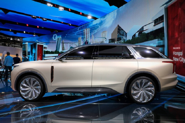 SUV hạng sang mới nhất của Hồng Kỳ khá giống concept Consequently, sử dụng ngôn ngữ thiết kế mới xuất hiện gần đây trên các mẫu H7 và H9.