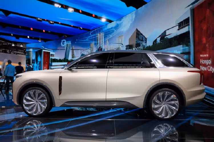 SUV hạng sang mới nhất của Hồng Kỳ khá giống concept Consequently, sử dụng ngôn ngữ thiết kế mới xuất hiện gần đây trên các mẫu H7 và H9.