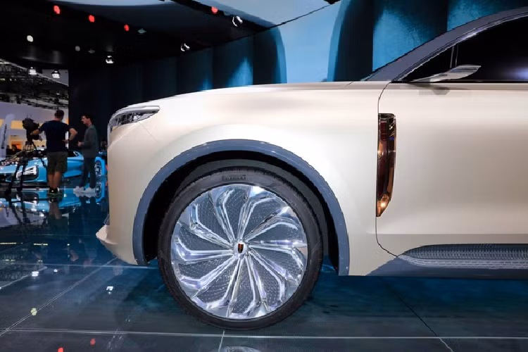 Nếu giống H9, khoang lái Hongqi E115 sẽ được số hóa toàn diện với cụm đồng hồ số cỡ lớn, màn hình thông tin giải trí trung tâm cực lớn, nội thất bọc da cao cấp.