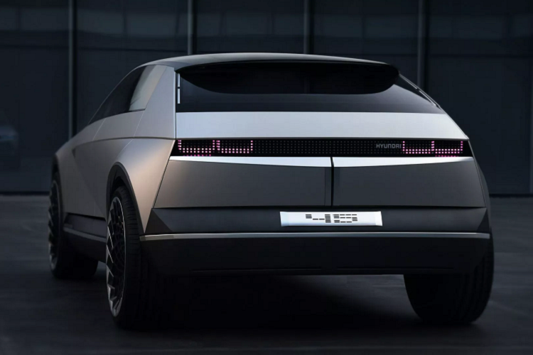 Hyundai đã quyết định biến Ioniq thành một thương hiệu độc lập “để đáp ứng nhu cầu thị trường đang phát triển nhanh chóng”, cũng như đẩy nhanh nỗ lực dẫn đầu thị trường xe điện toàn cầu của nhà sản xuất ô tô, đây là một mục tiêu khá lớn. Và điều này cũng đã gây ra khá nhiều tranh cãi xoay quanh vấn đề tách riêng thương hiệu xe điện của họ.