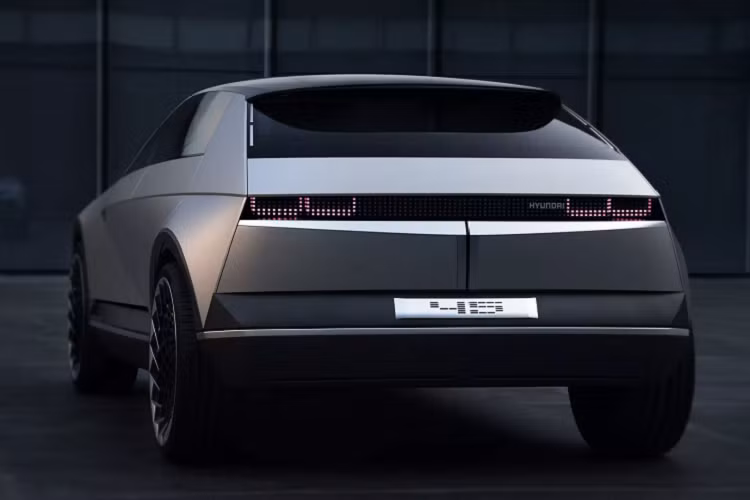 Hyundai đã quyết định biến Ioniq thành một thương hiệu độc lập “để đáp ứng nhu cầu thị trường đang phát triển nhanh chóng”, cũng như đẩy nhanh nỗ lực dẫn đầu thị trường xe điện toàn cầu của nhà sản xuất ô tô, đây là một mục tiêu khá lớn. Và điều này cũng đã gây ra khá nhiều tranh cãi xoay quanh vấn đề tách riêng thương hiệu xe điện của họ.