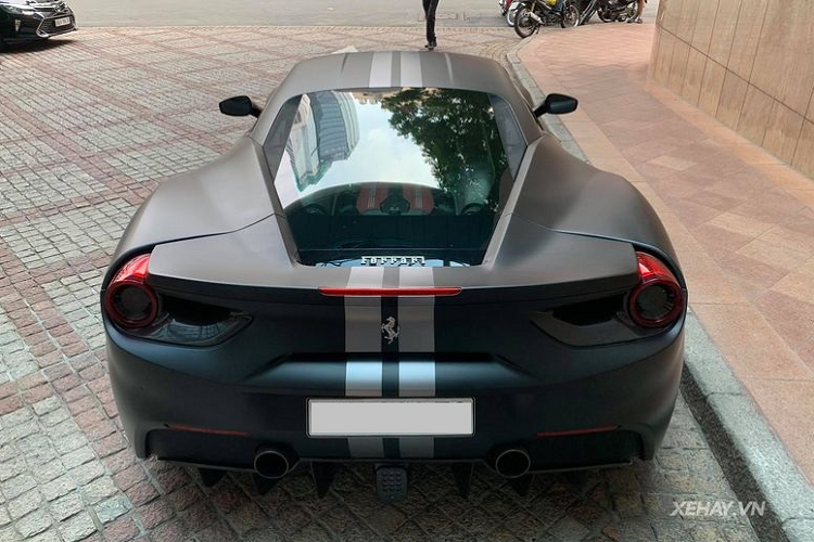 Thêm vào đó, 488 được tiếp thu công nghệ lái từ 458 Speciale, 488 GTB nhanh hơn so với 458 một chút. Hệ thống phanh và lốp xe giống “thửa” lại của siêu xe LaFerrari.